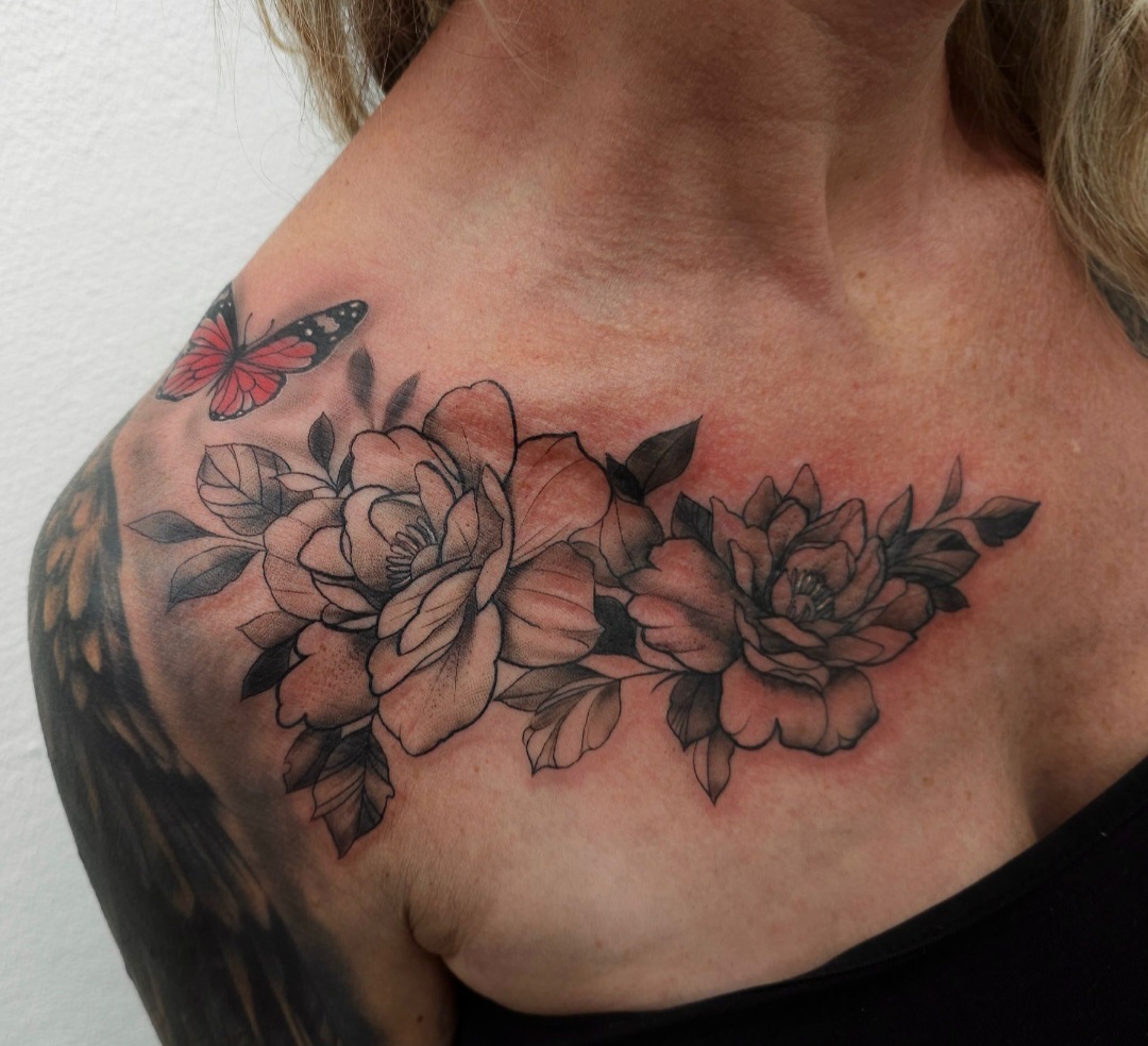 Florales Schlüsselbein-Tattoo mit Schmetterling