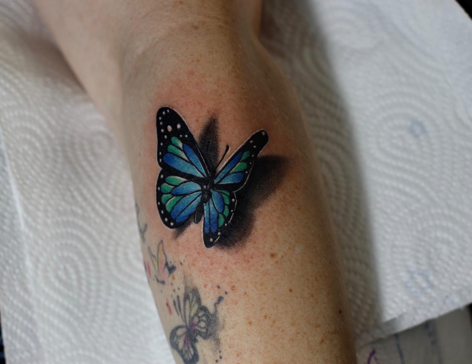 3D-Schmetterling-Tattoo am Unterarm