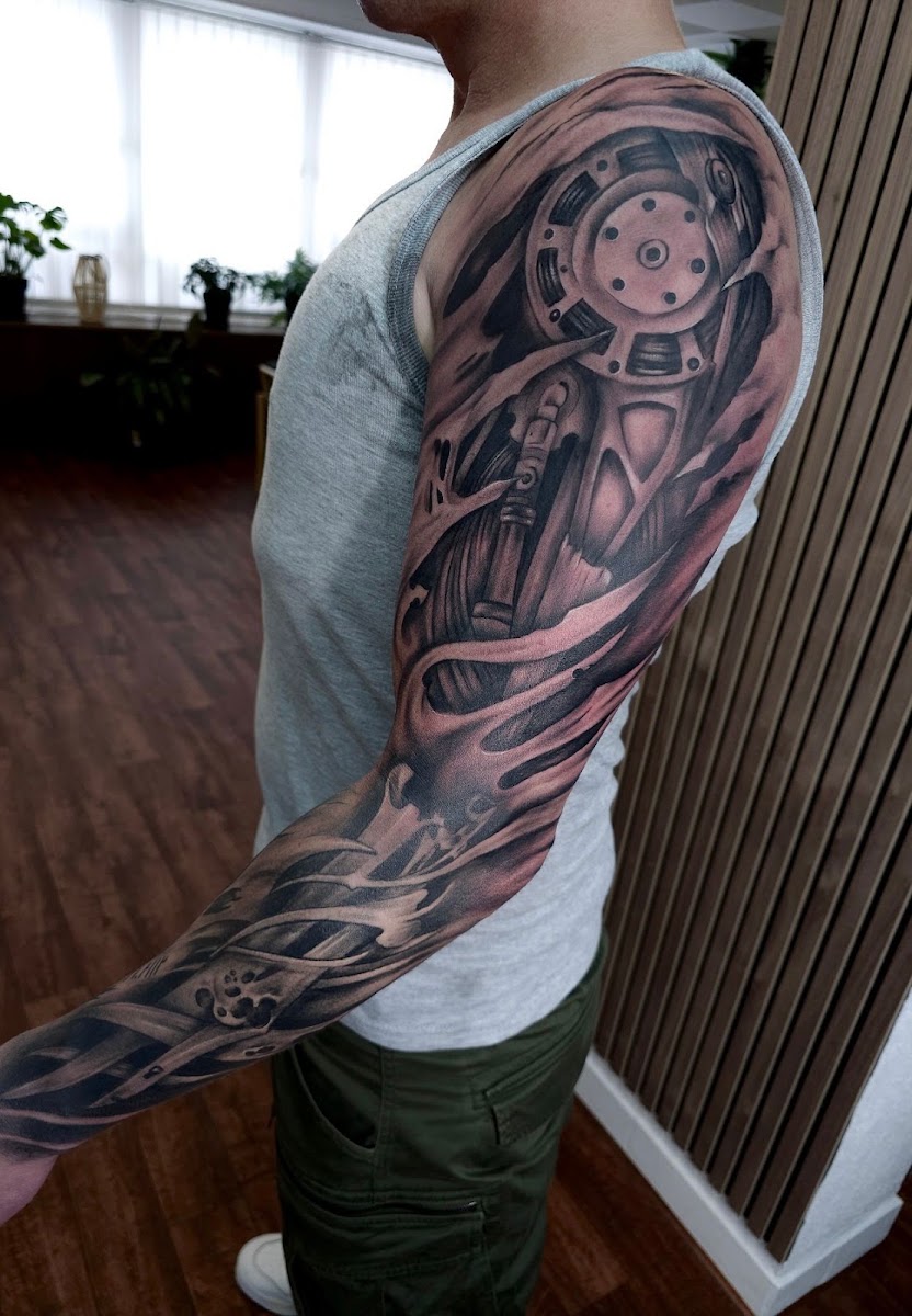 Biomechanik-Sleeve-Tattoo, Arbeit von Mandy Say Tattoo Siegen